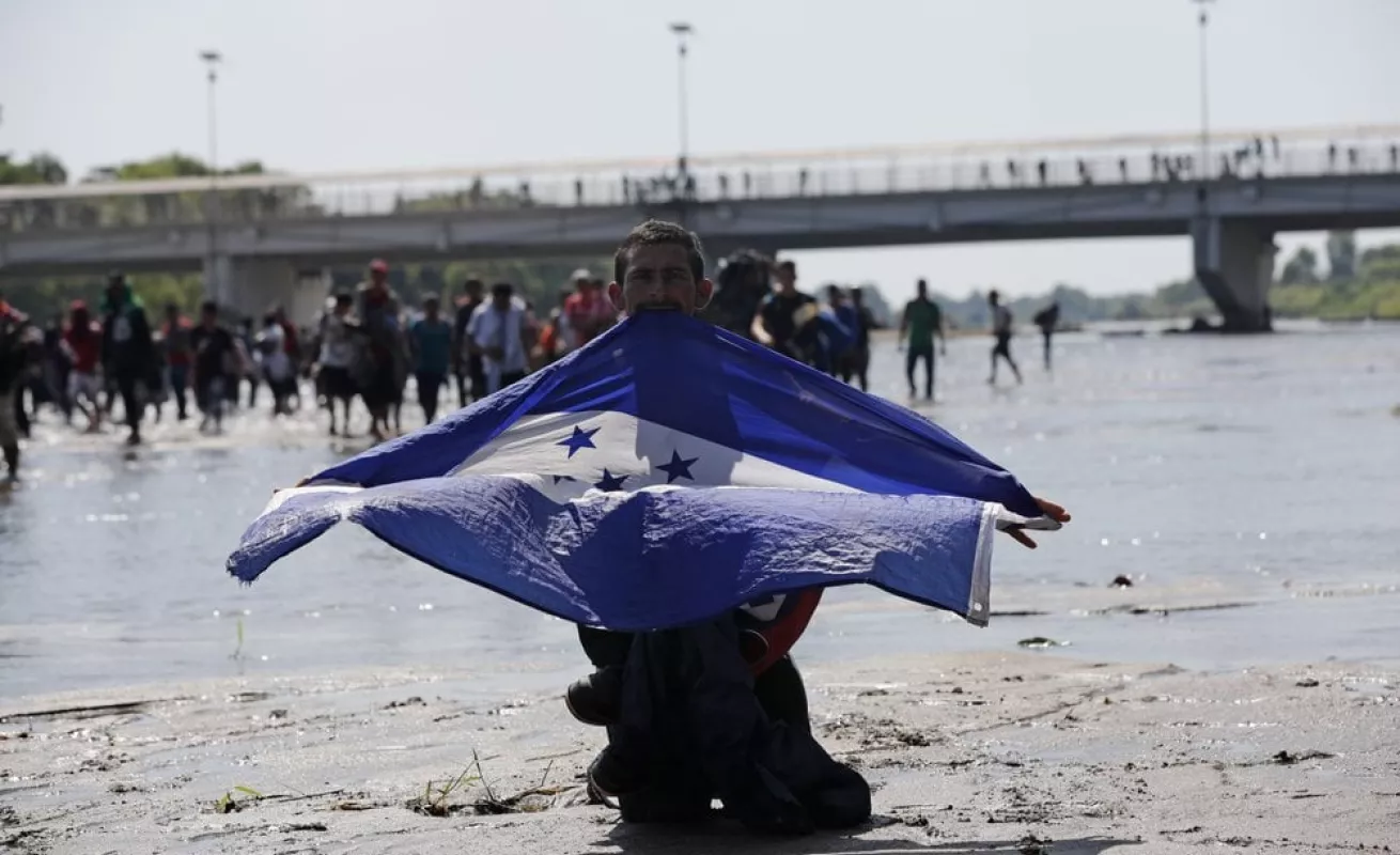 Migrantes cruzan río de de Guatemala a México (Fotos)