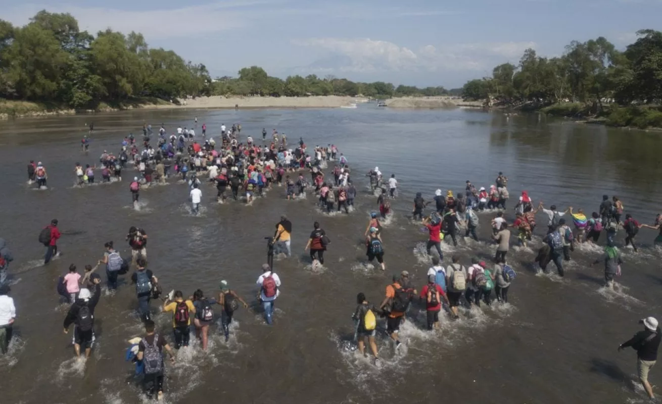 Migrantes cruzan río de de Guatemala a México (Fotos)