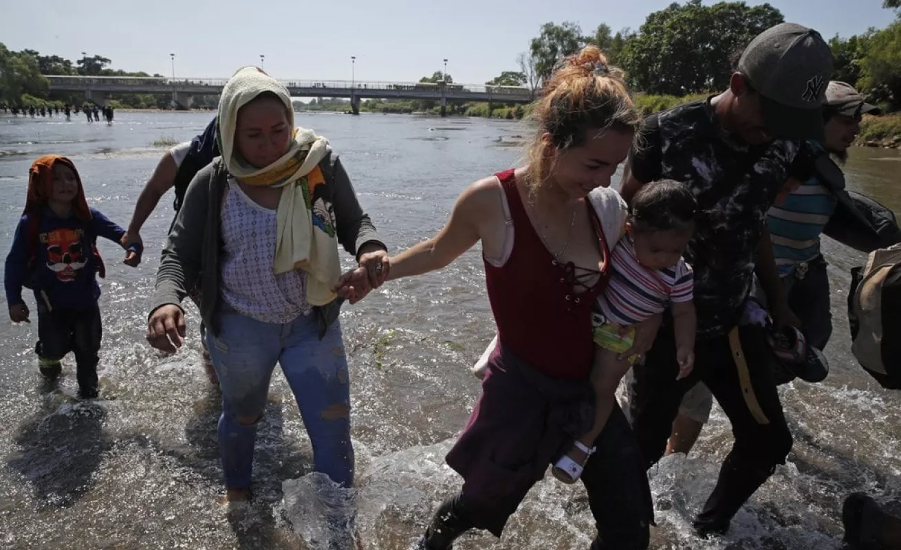 Migrantes cruzan río de de Guatemala a México (Fotos)