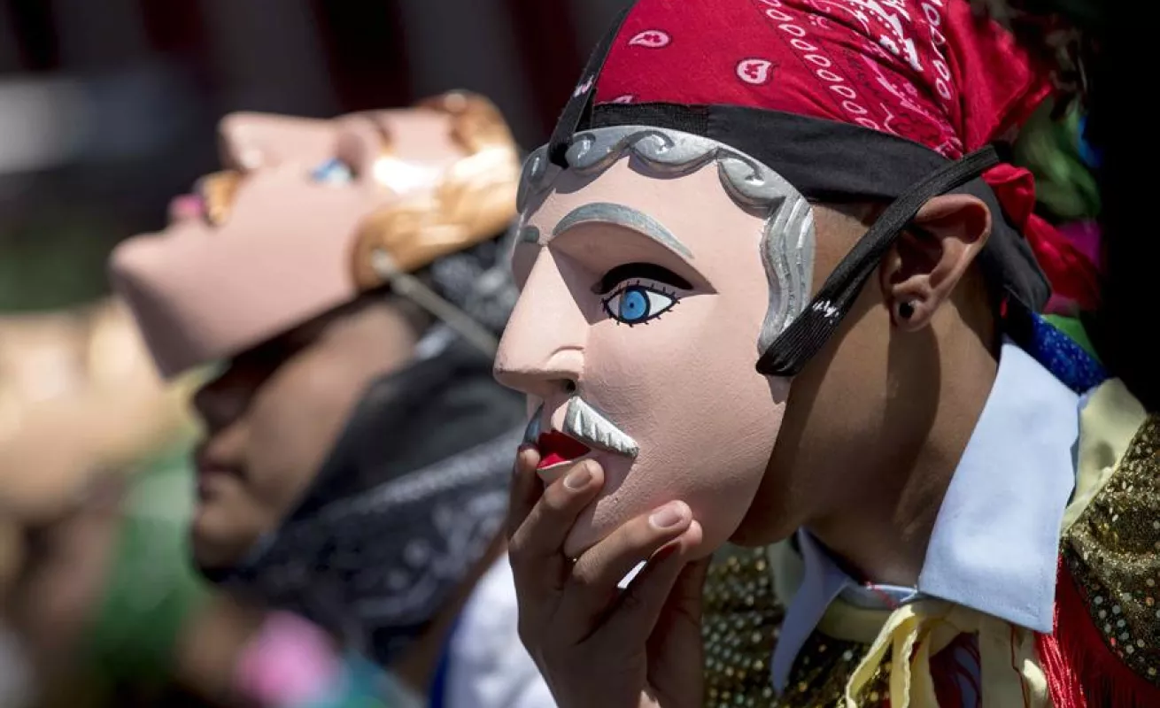 Santos, bailes y colores atraen cientos de personas al Pacífico de Nicaragua