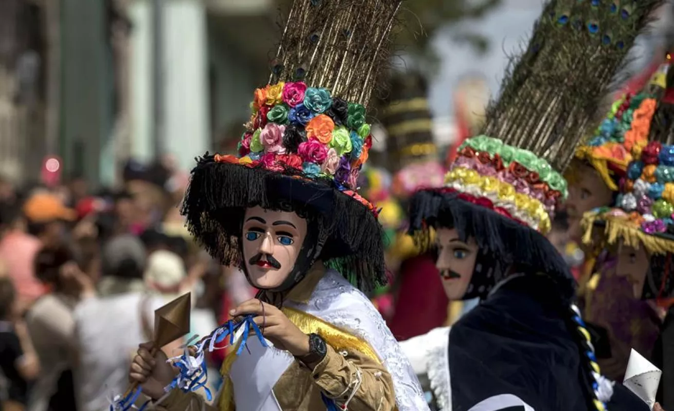 Santos, bailes y colores atraen cientos de personas al Pacífico de Nicaragua