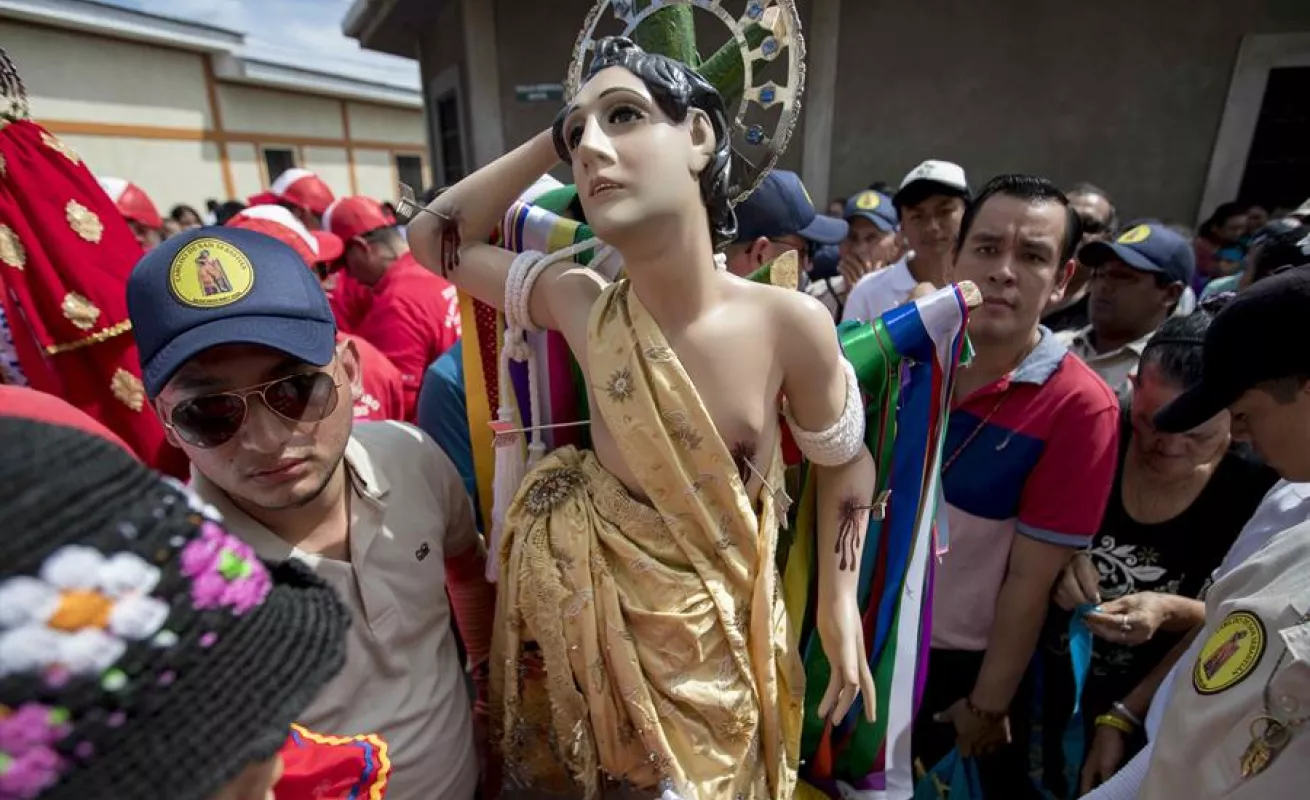 Santos, bailes y colores atraen cientos de personas al Pacífico de Nicaragua