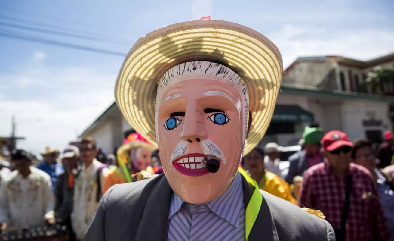 Santos, bailes y colores atraen cientos de personas al Pacífico de Nicaragua