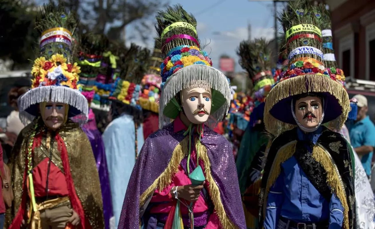 Santos, bailes y colores atraen cientos de personas al Pacífico de Nicaragua