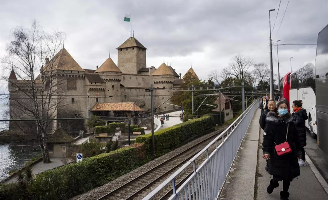 Turistas recorren el Castillo de Chillon