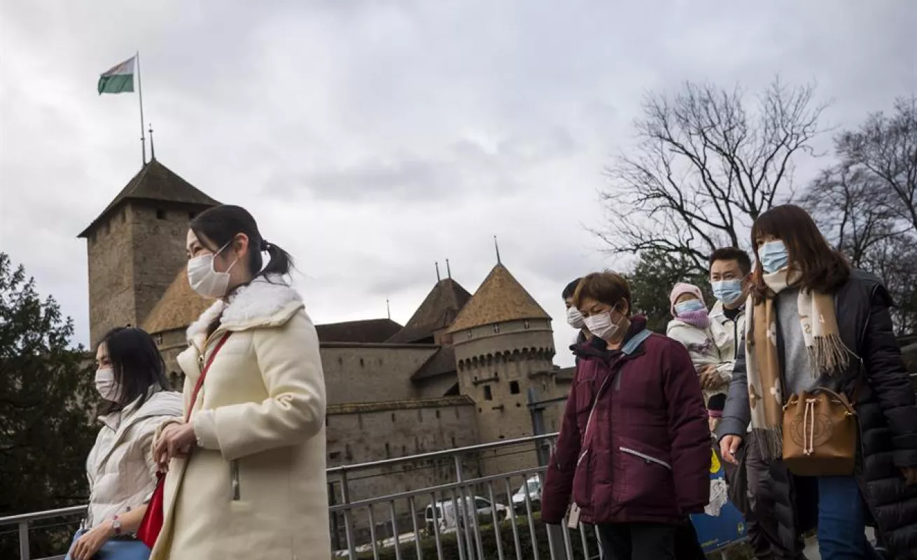 Turistas recorren el Castillo de Chillon