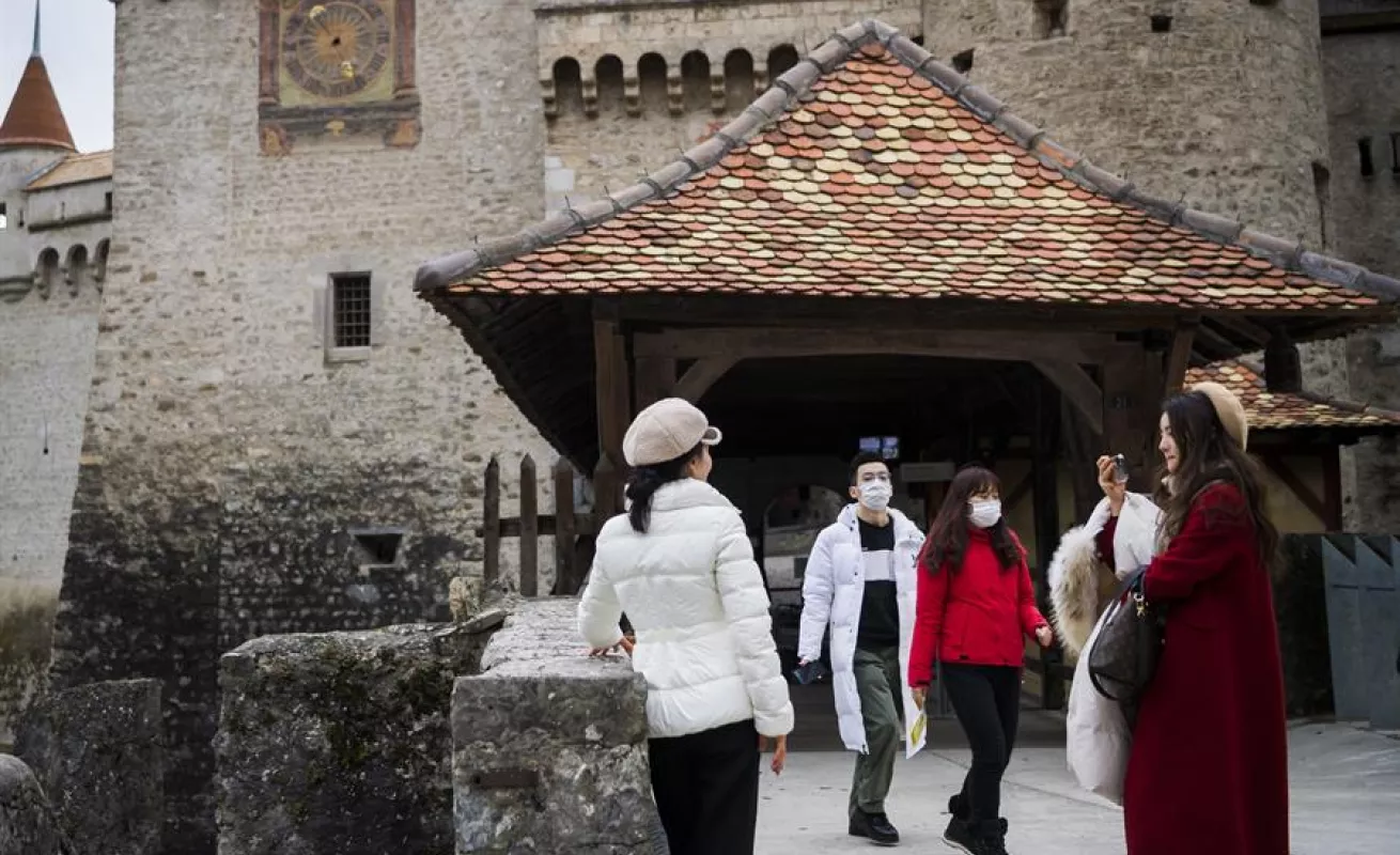 Turistas recorren el Castillo de Chillon