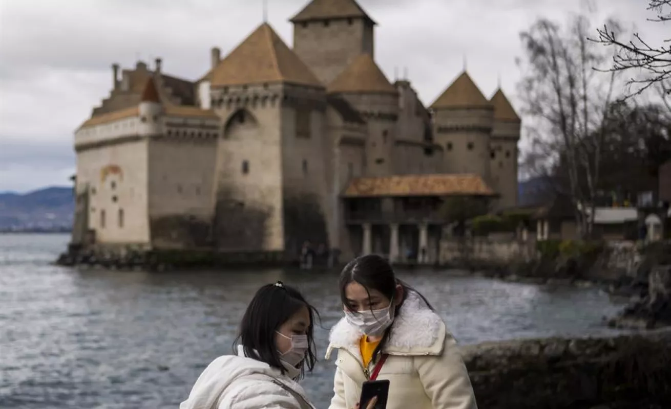 Turistas recorren el Castillo de Chillon