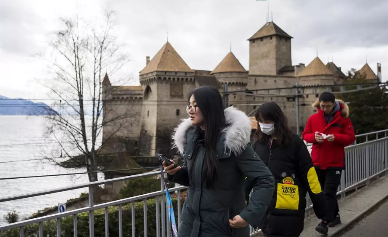 Turistas recorren el Castillo de Chillon