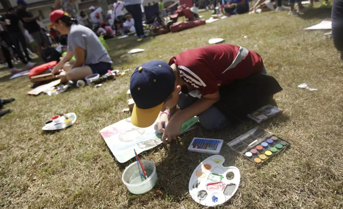 Decenas de pequeños asisten junto a sus padres a taller de pintura al aire libre