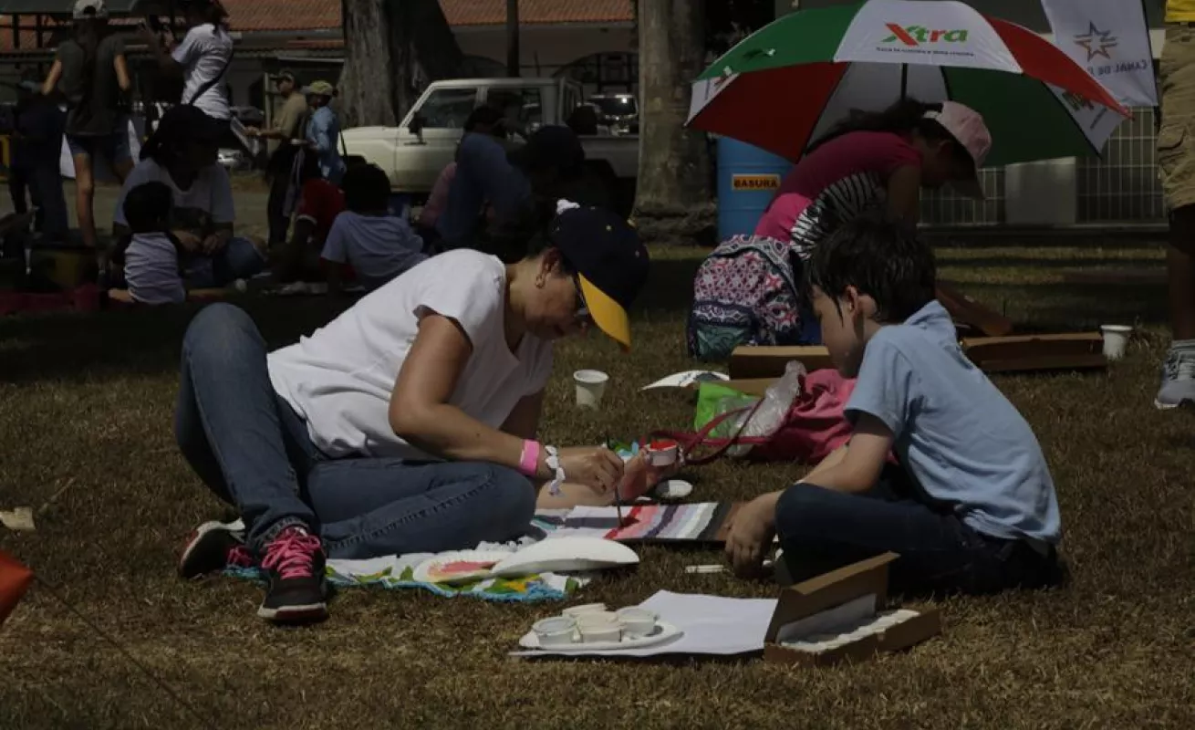 Decenas de pequeños asisten junto a sus padres a taller de pintura al aire libre