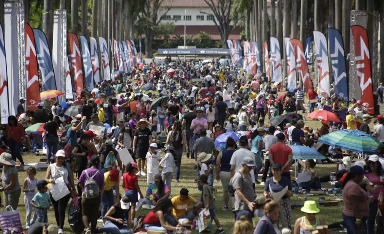 Decenas de pequeños asisten junto a sus padres a taller de pintura al aire libre