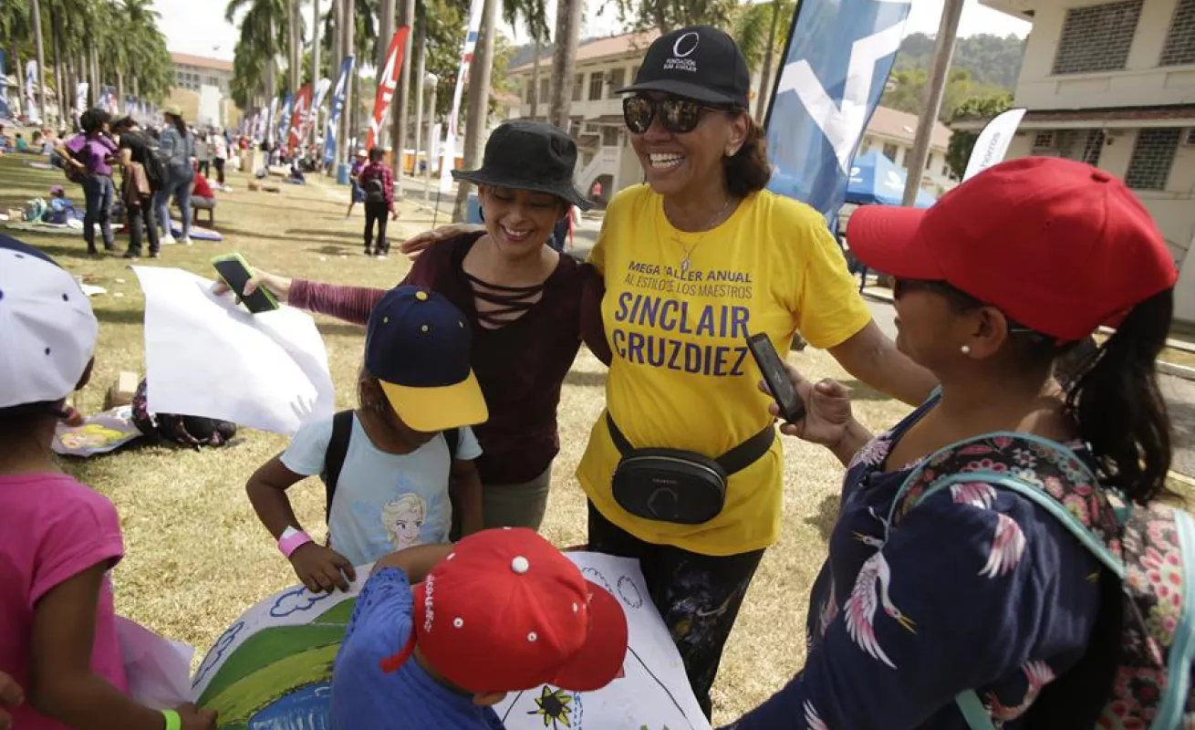 Decenas de pequeños asisten junto a sus padres a taller de pintura al aire libre
