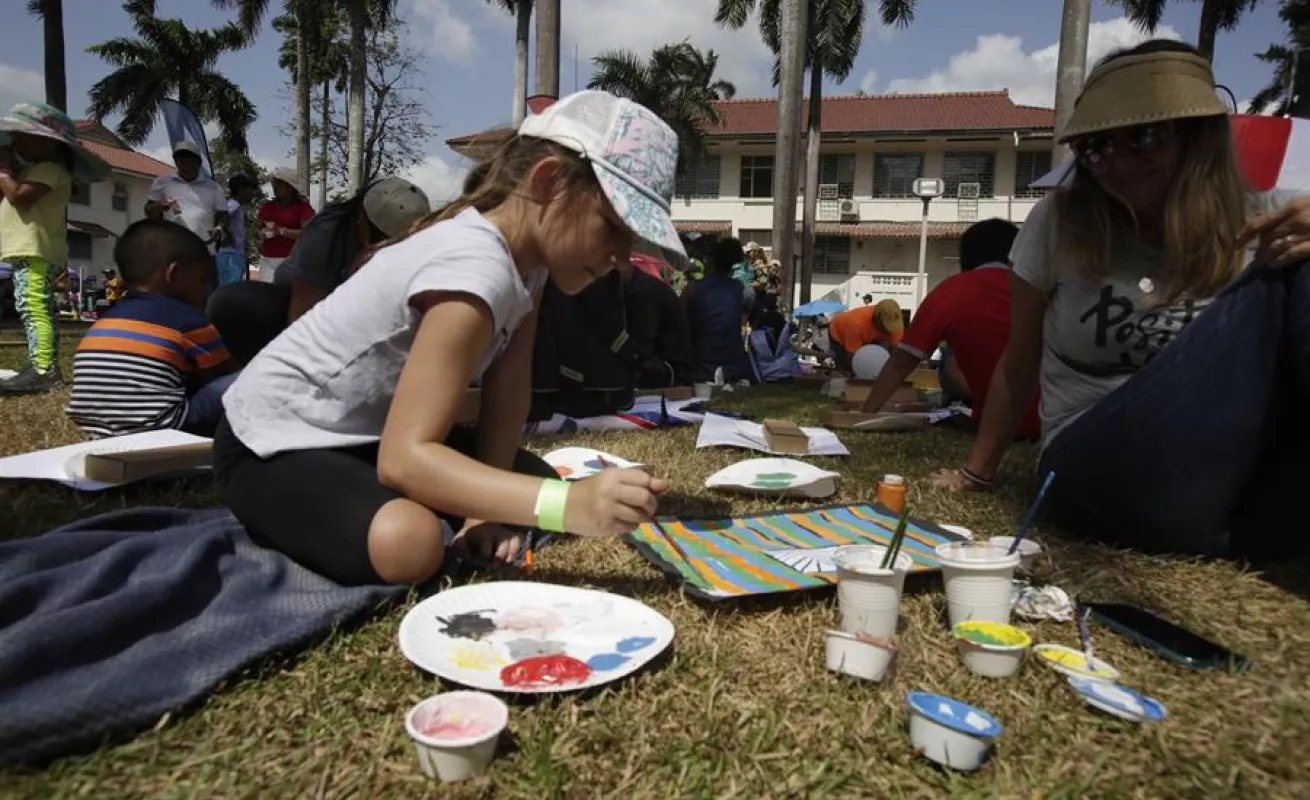 Decenas de pequeños asisten junto a sus padres a taller de pintura al aire libre