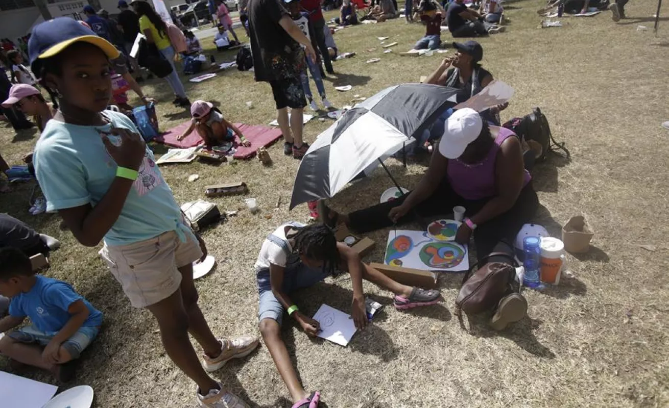Decenas de pequeños asisten junto a sus padres a taller de pintura al aire libre