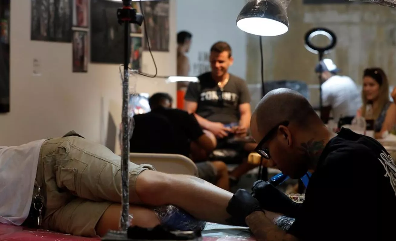 Una aguja para unirlos a todos 