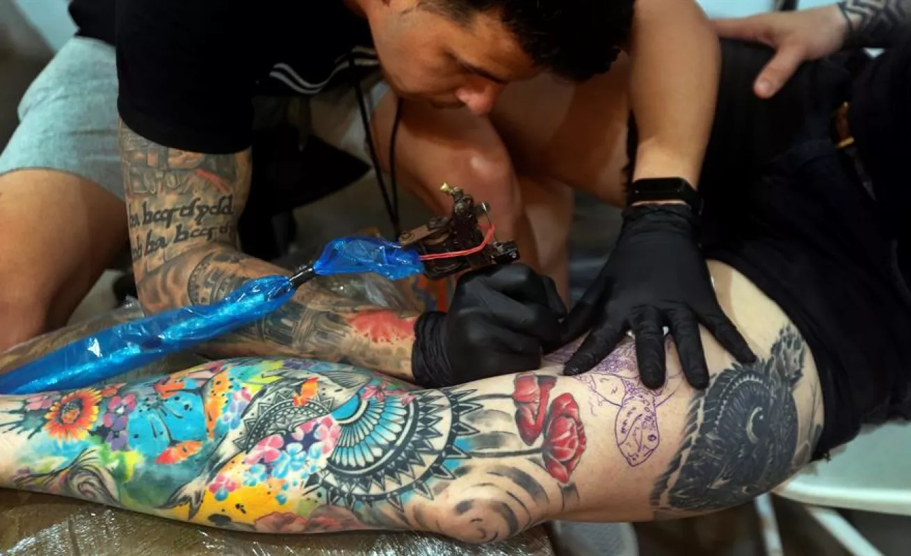 Una aguja para unirlos a todos 