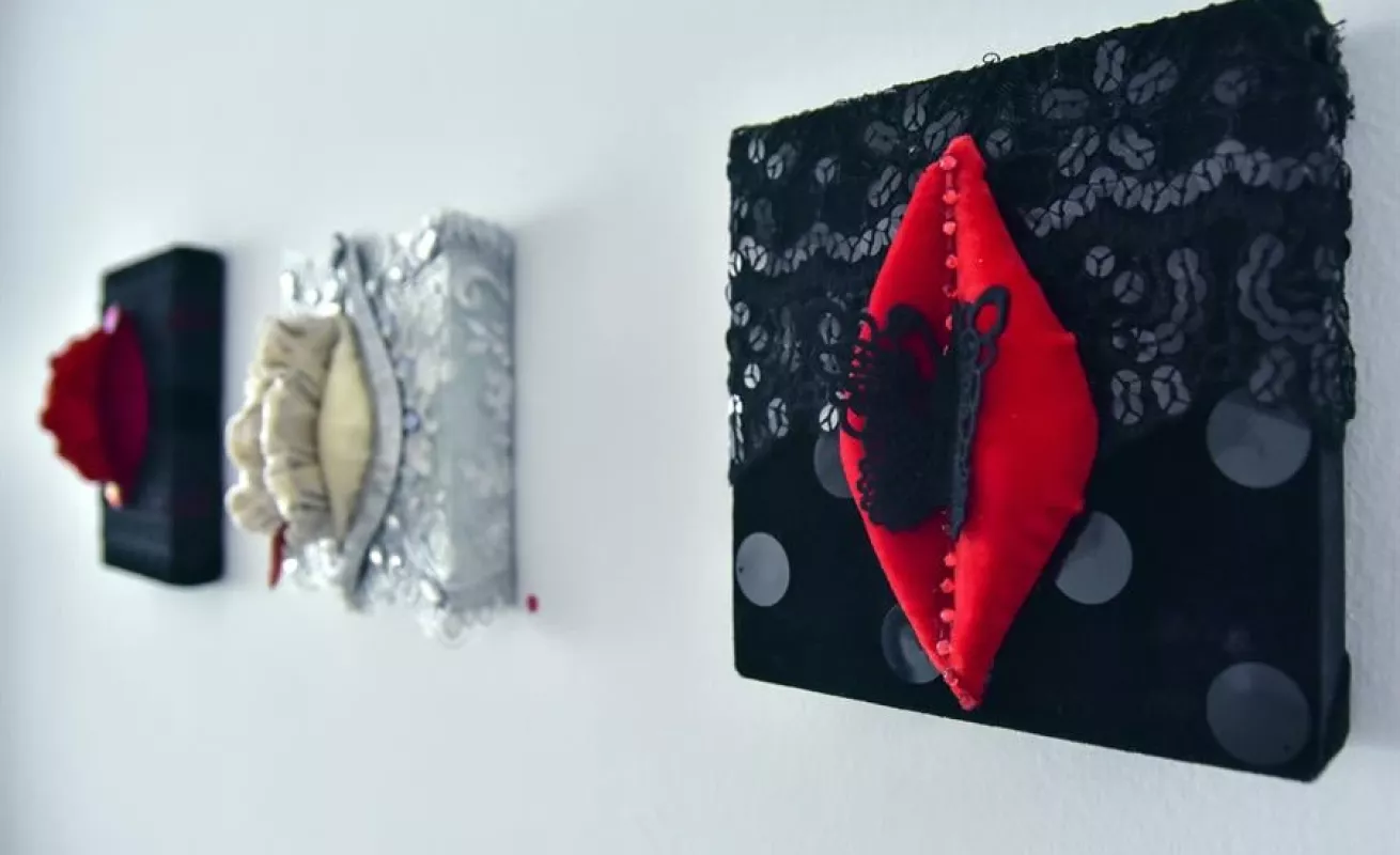 La energía de las vulvas y la fiesta se unen en una muestra en Bolivia