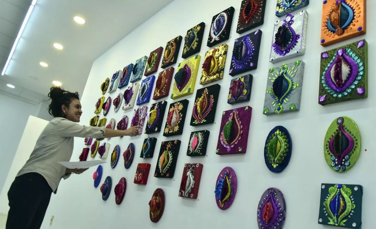 La energía de las vulvas y la fiesta se unen en una muestra en Bolivia