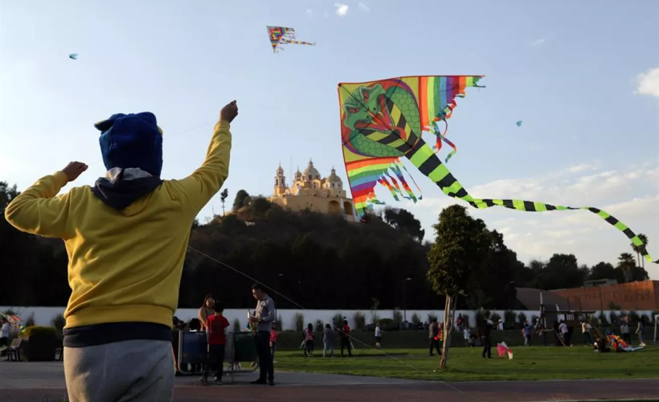 El Festival Internacional del Papalote lleva alegría al cielo mexicano en Puebla