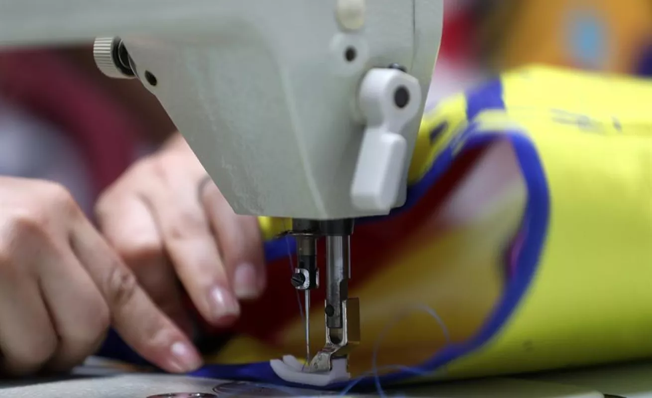 "Cosiendo sueños", la marca que empodera a mujeres en las favelas de Brasil