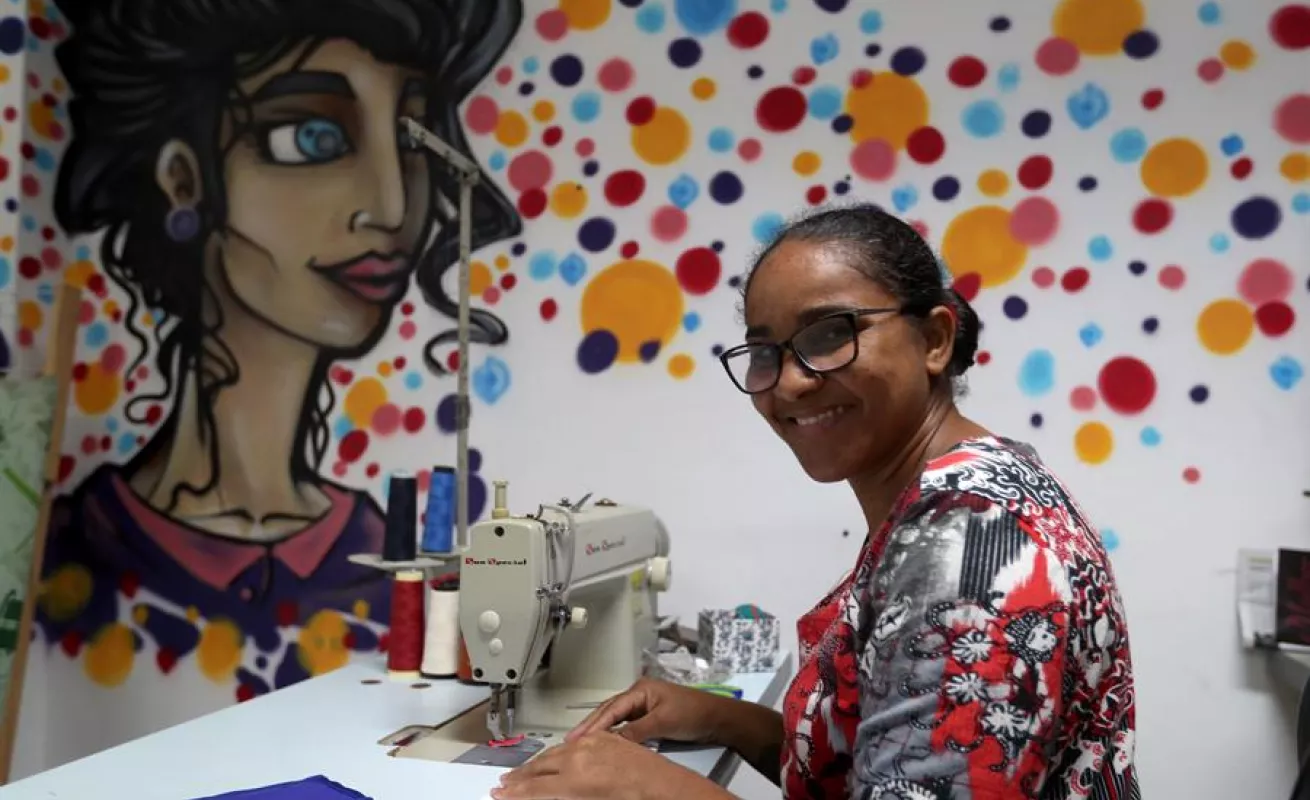"Cosiendo sueños", la marca que empodera a mujeres en las favelas de Brasil