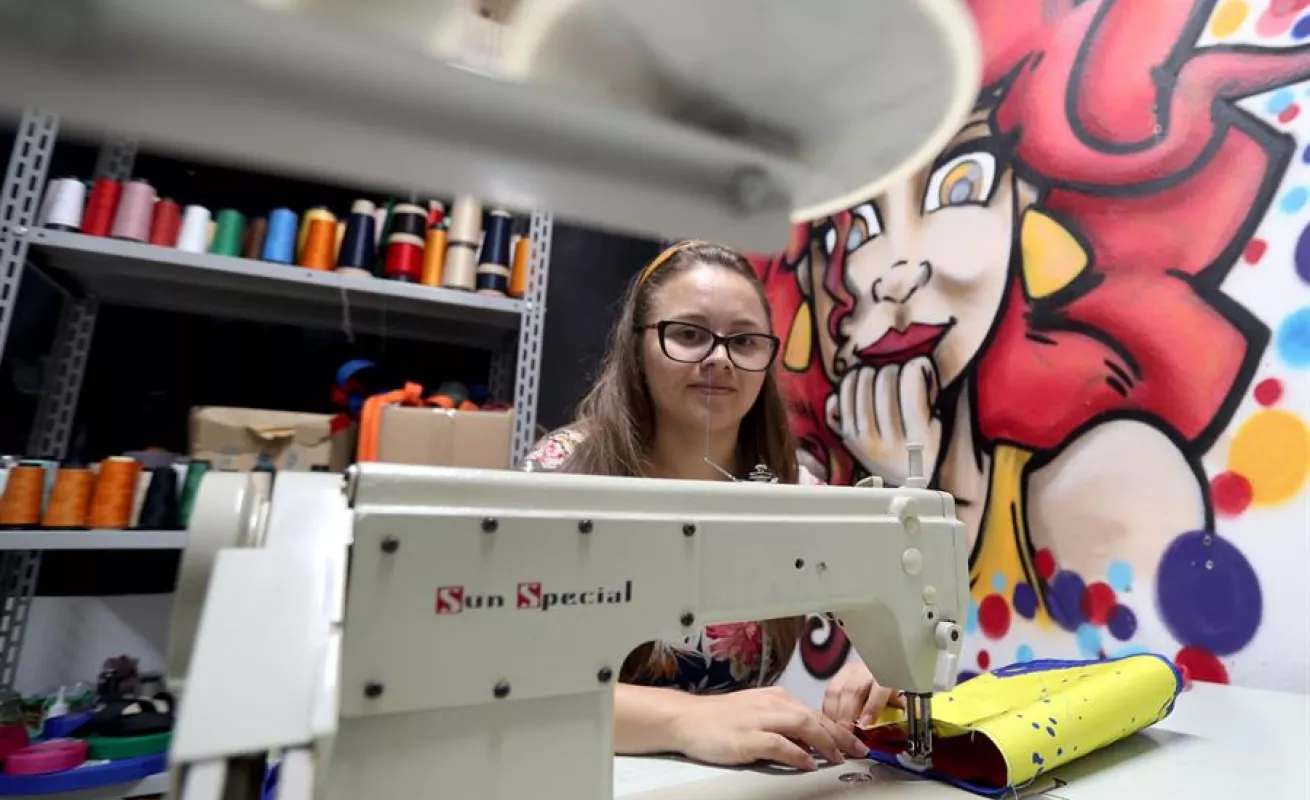 "Cosiendo sueños", la marca que empodera a mujeres en las favelas de Brasil