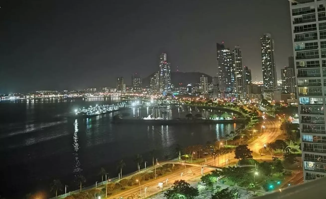 Ciudad de Panamá casi desierta durante el toque de queda