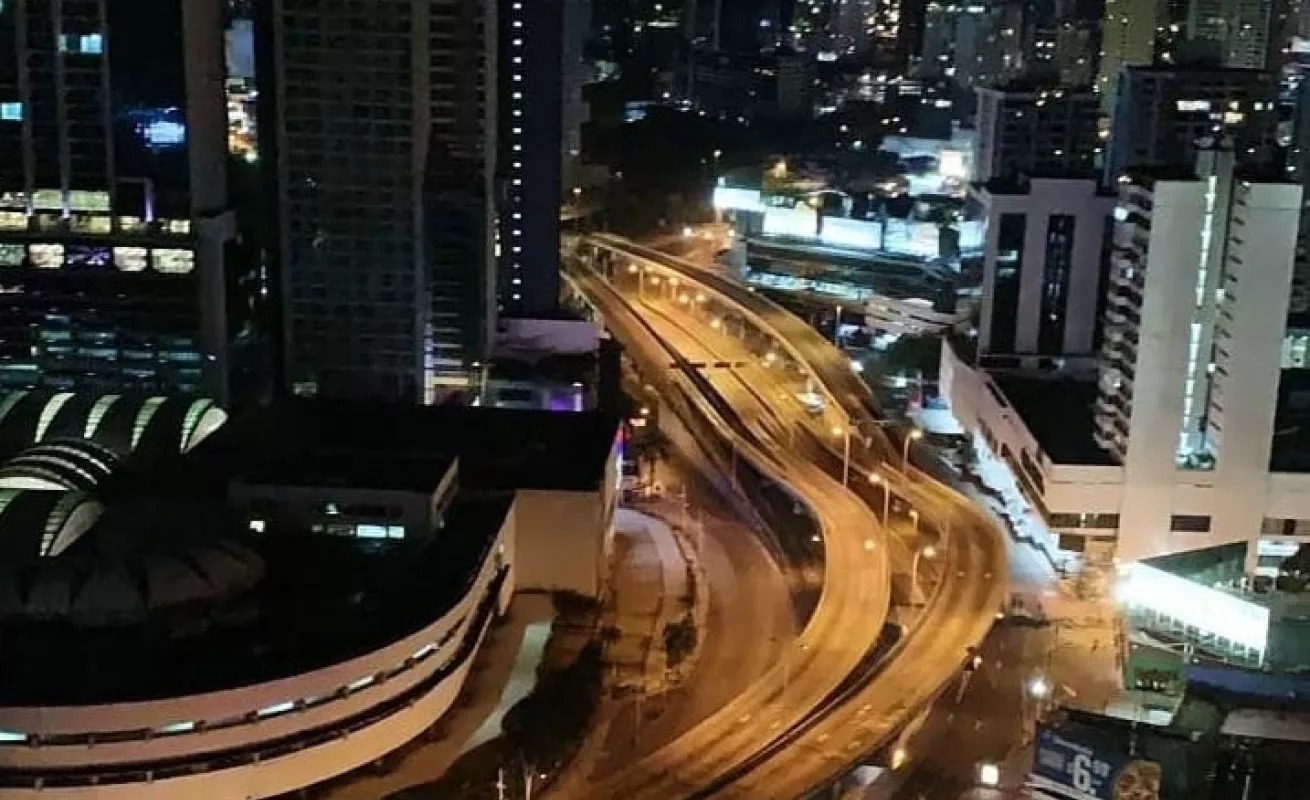 Ciudad de Panamá casi desierta durante el toque de queda
