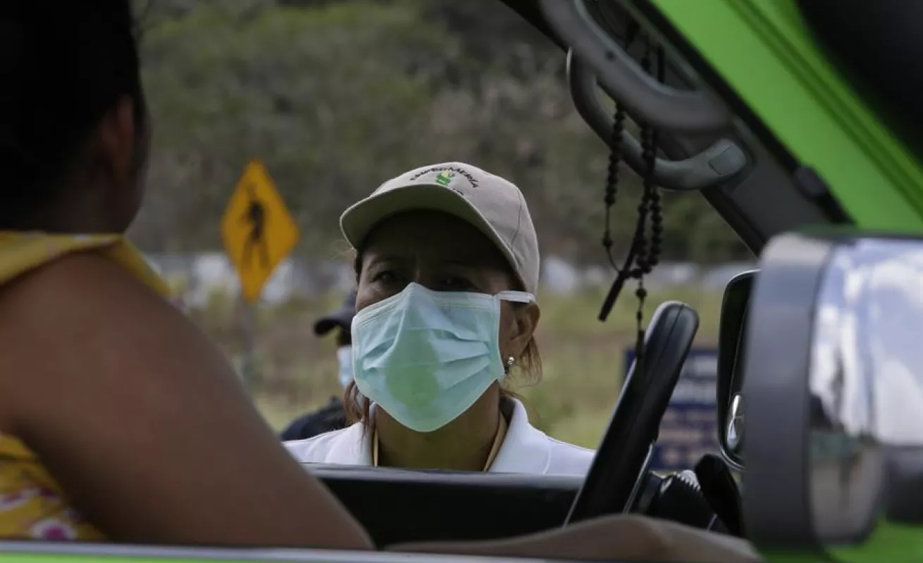 Alta concentración de vehículos al límite de Ciudad de Panamá tras restringir circulación