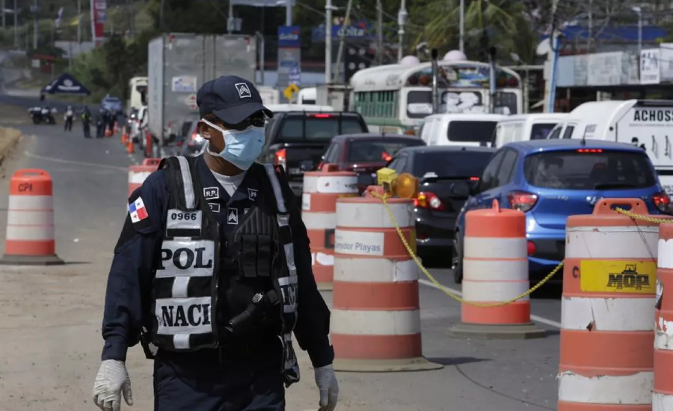 Alta concentración de vehículos al límite de Ciudad de Panamá tras restringir circulación