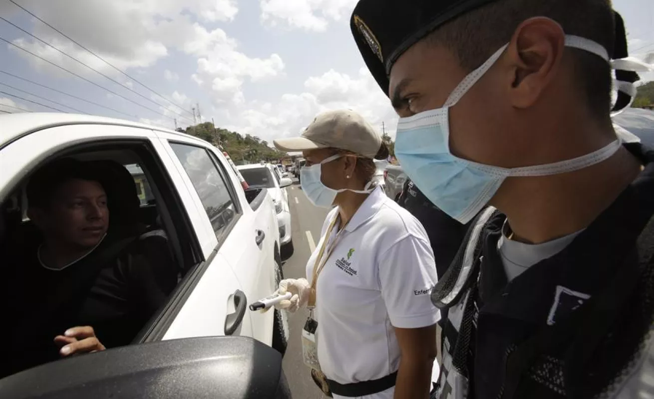 Alta concentración de vehículos al límite de Ciudad de Panamá tras restringir circulación
