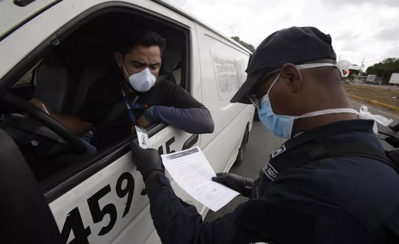 Alta concentración de vehículos al límite de Ciudad de Panamá tras restringir circulación