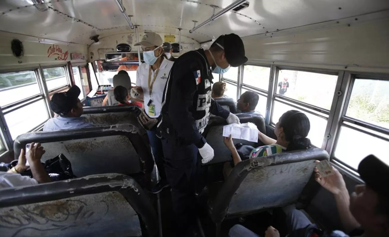 Alta concentración de vehículos al límite de Ciudad de Panamá tras restringir circulación