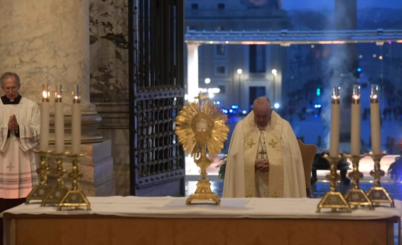 El papa bendice al mundo en soledad por el coronavirus (Fotos)