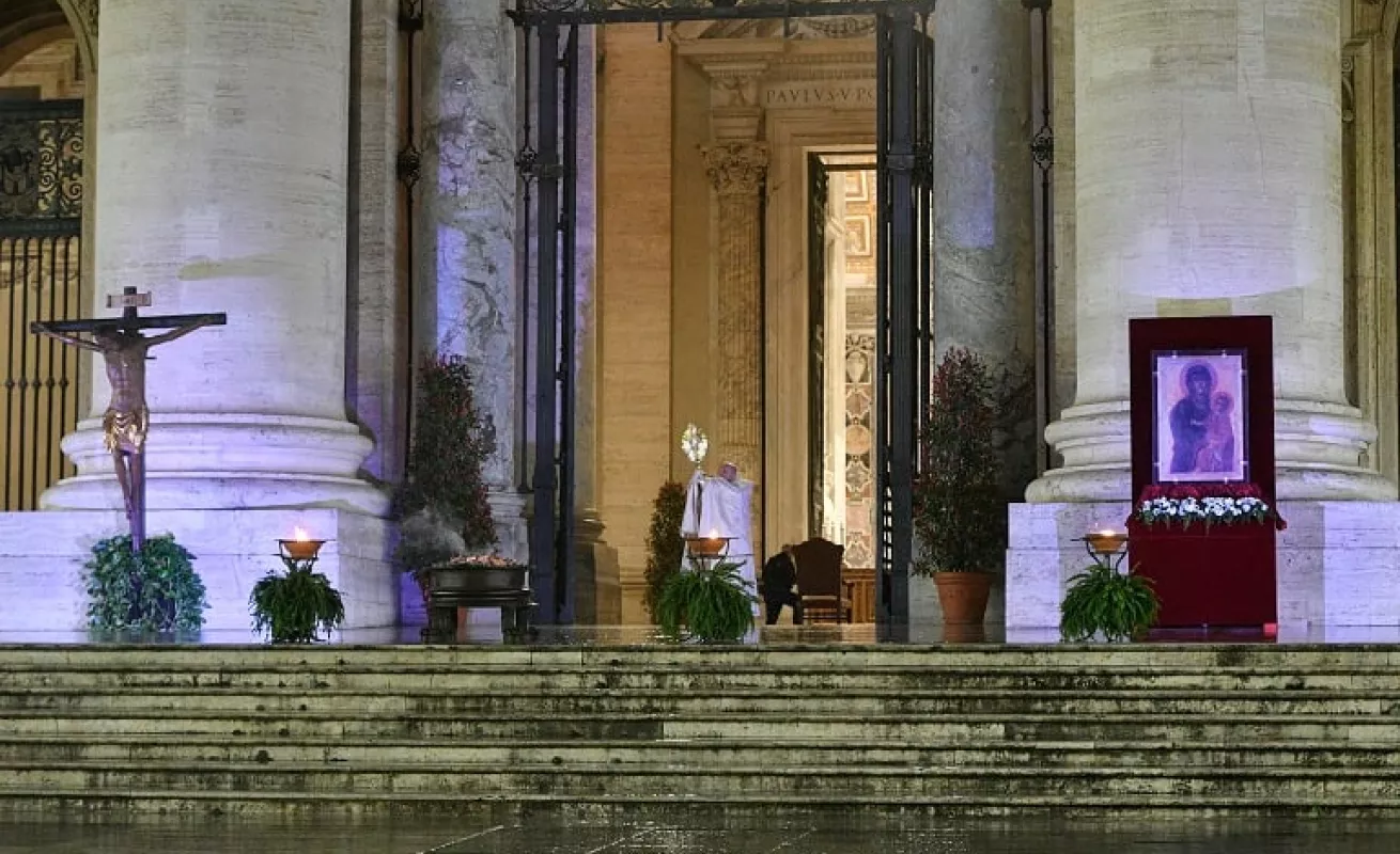 El papa bendice al mundo en soledad por el coronavirus (Fotos)