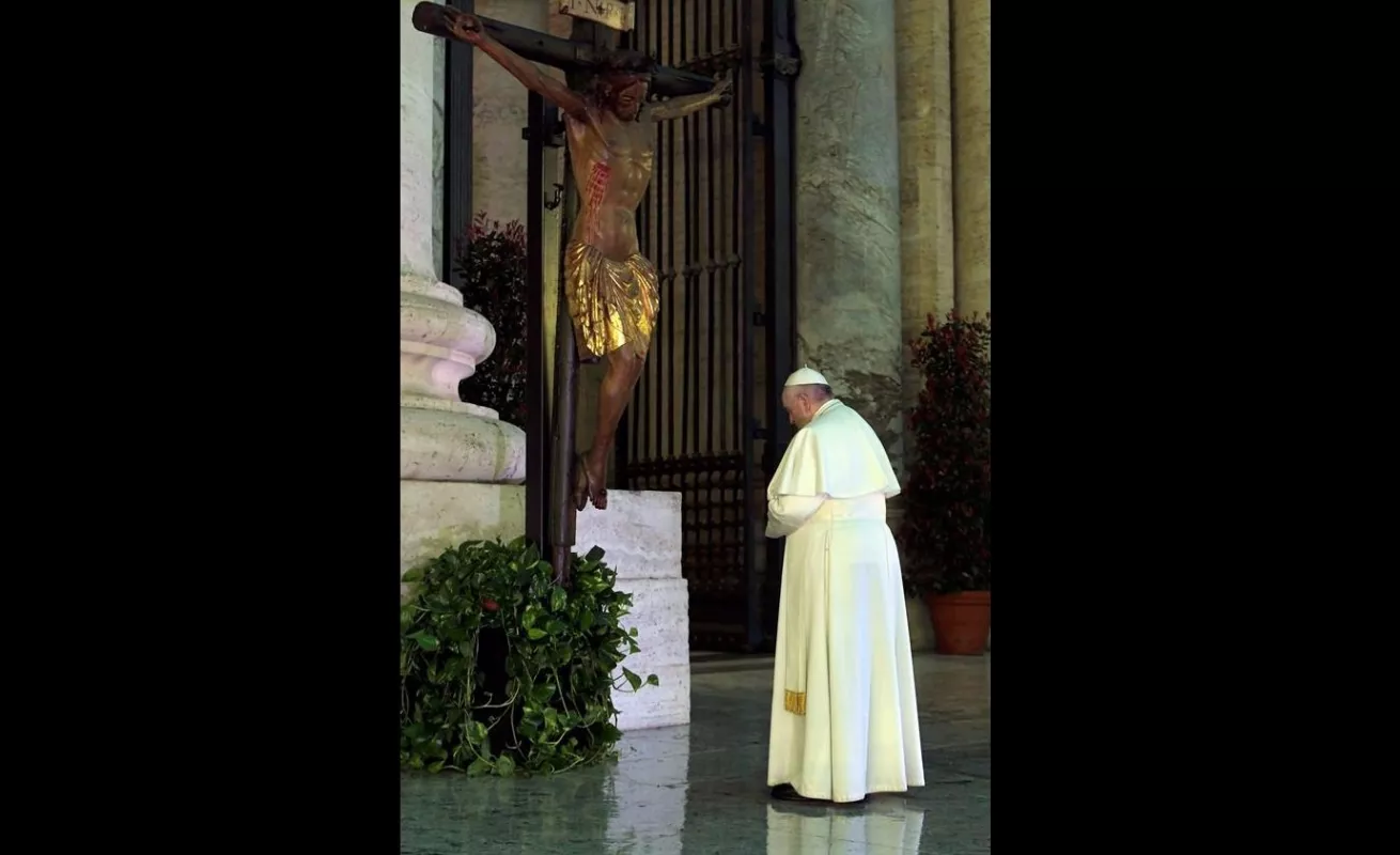 El papa bendice al mundo en soledad por el coronavirus (Fotos)