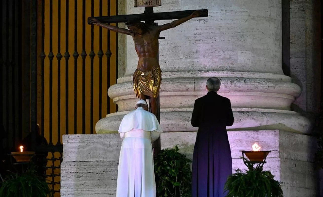El papa bendice al mundo en soledad por el coronavirus (Fotos)