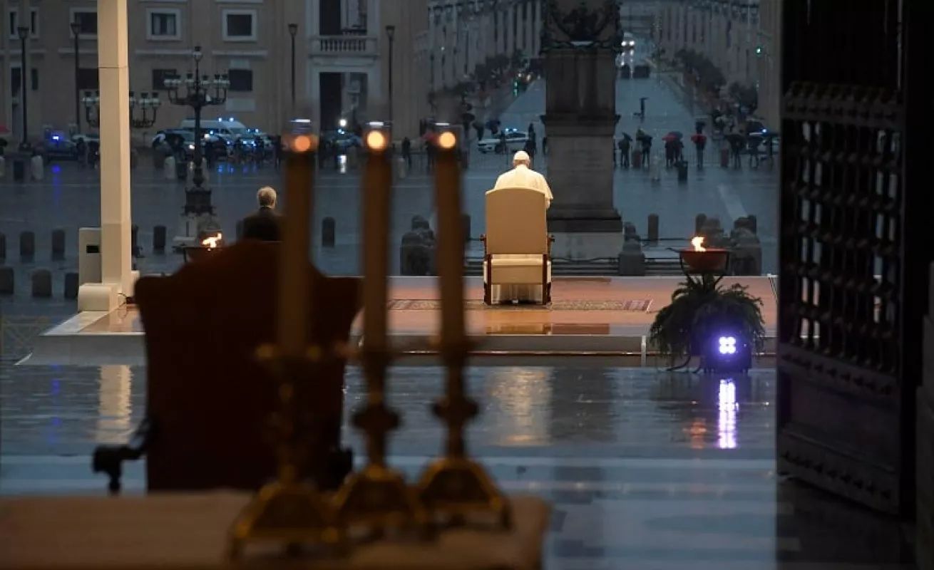 El papa bendice al mundo en soledad por el coronavirus (Fotos)