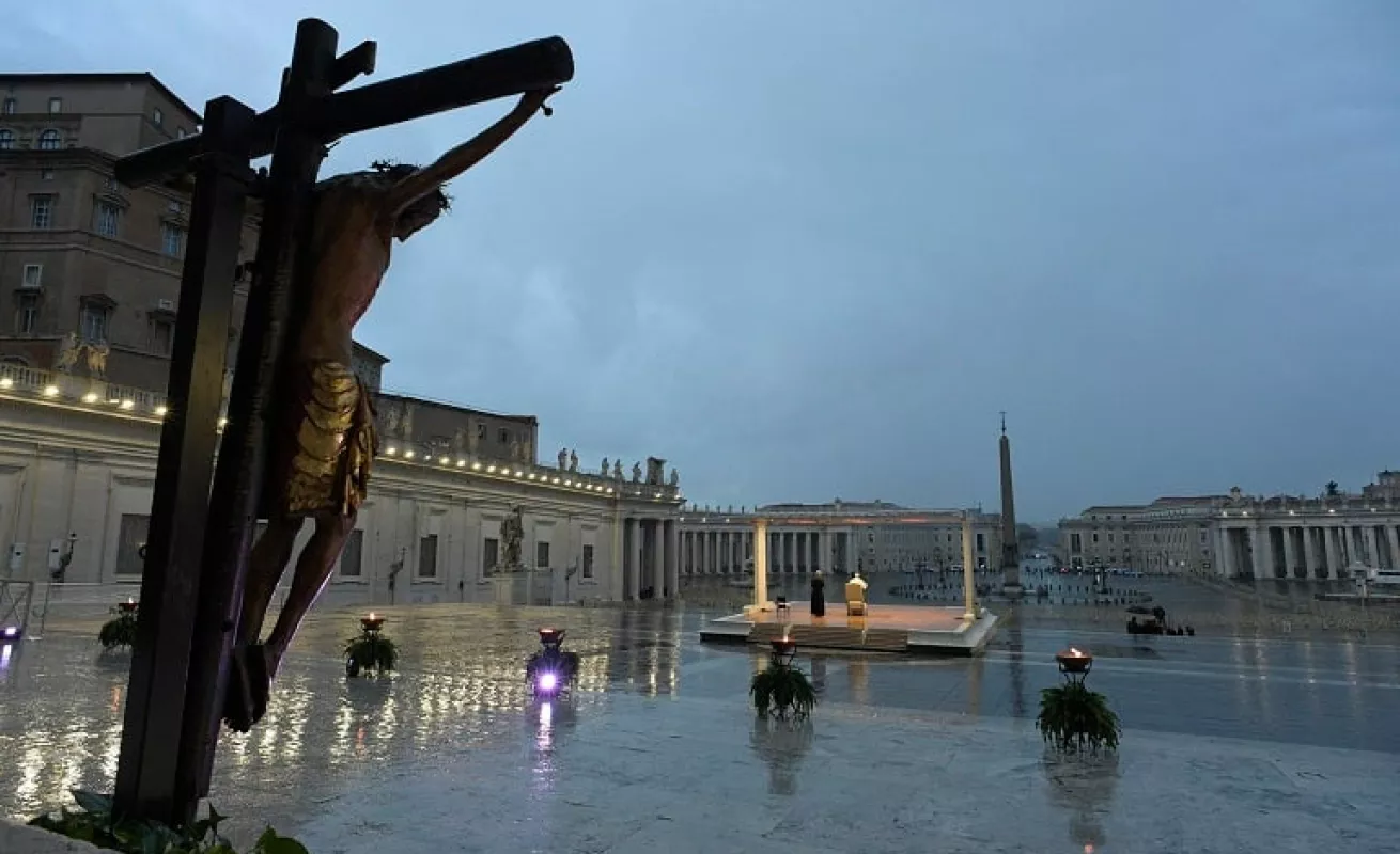 El papa bendice al mundo en soledad por el coronavirus (Fotos)