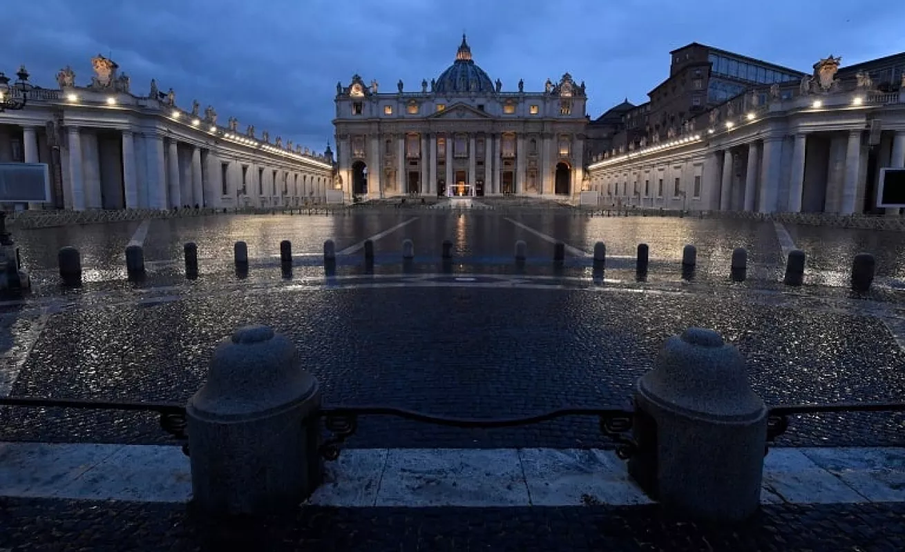 El papa bendice al mundo en soledad por el coronavirus (Fotos)