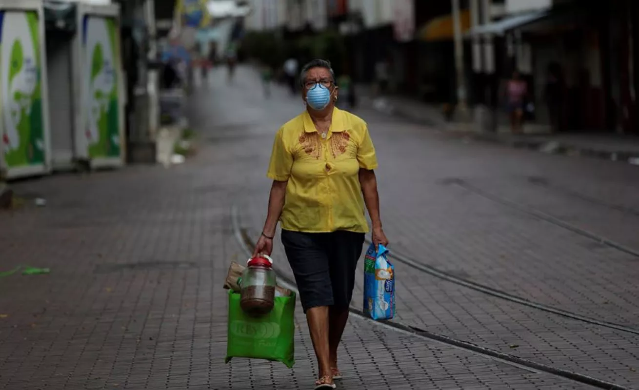 Primer día de circulación solo para mujeres en Panamá por coronavirus (Fotos)