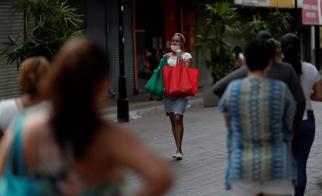 Primer día de circulación solo para mujeres en Panamá por coronavirus (Fotos)