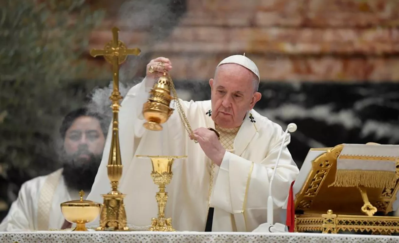 El Papa Francisco dirige la misa del Jueves Santo