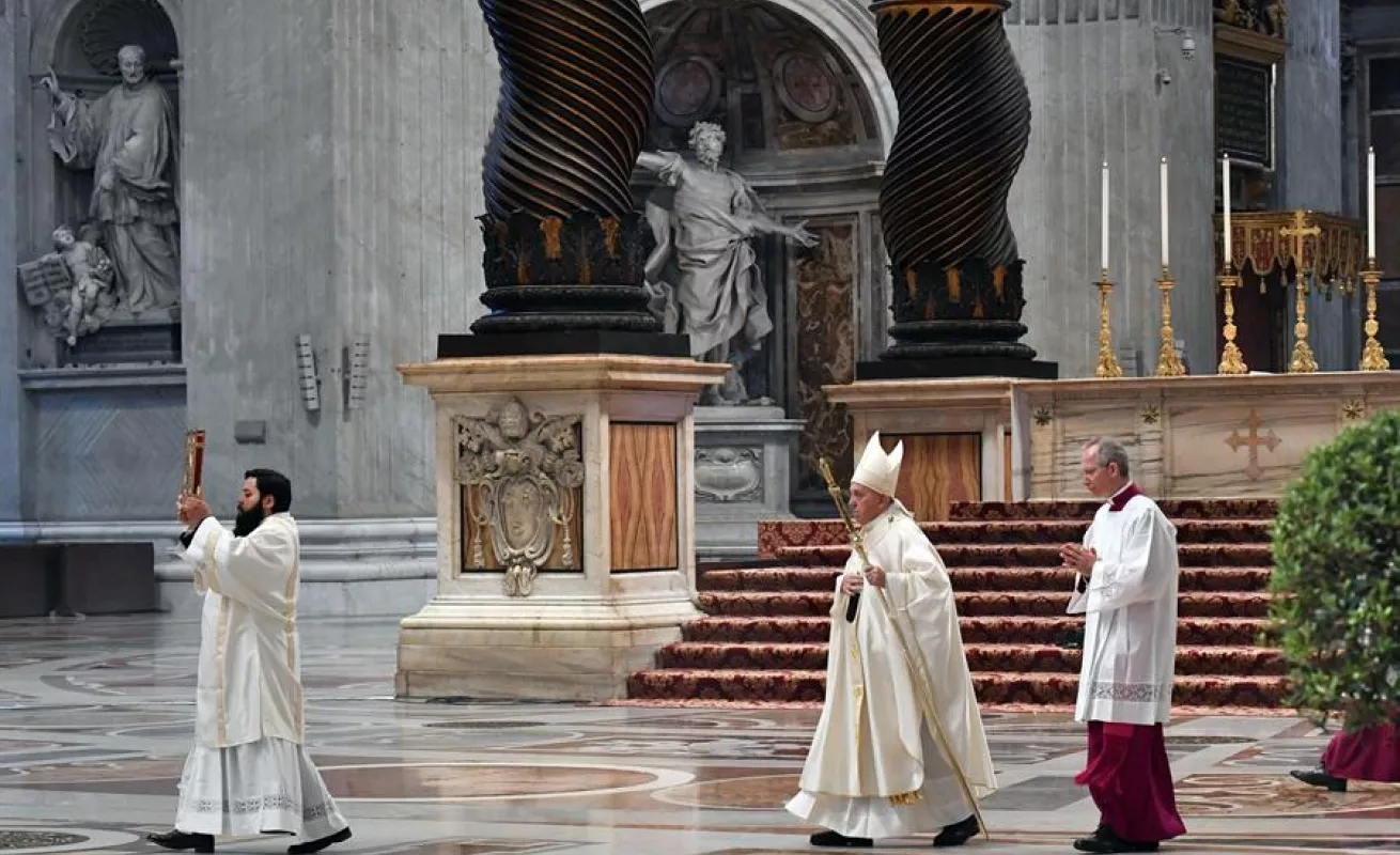El Papa Francisco dirige la misa del Jueves Santo