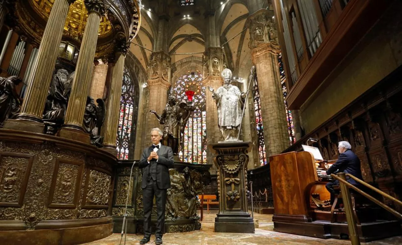  Bocelli llenó la desierta catedral de Milán de música para la esperanza