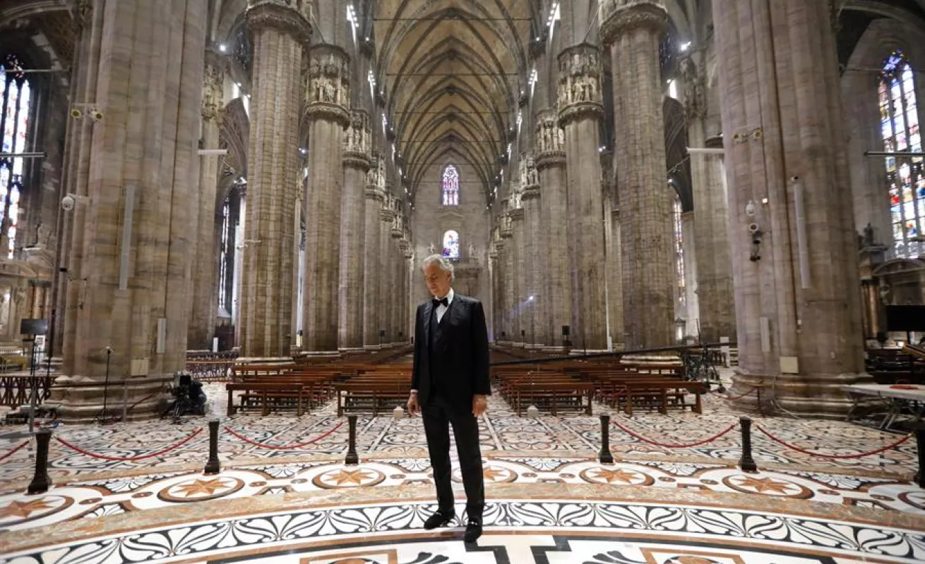  Bocelli llenó la desierta catedral de Milán de música para la esperanza