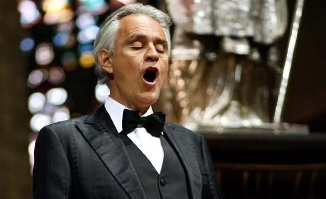  Bocelli llenó la desierta catedral de Milán de música para la esperanza