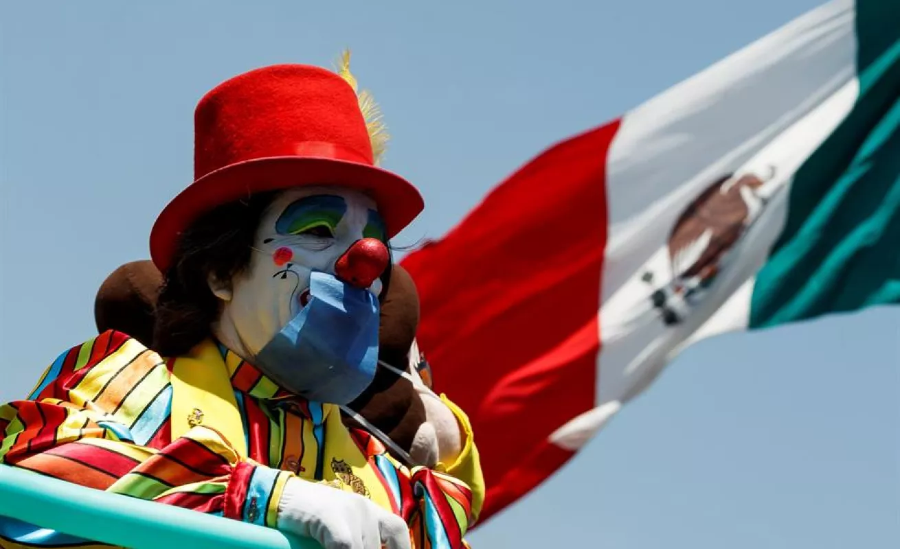  Batman y Superman marchan en Ciudad de México en busca de ayuda ante COVID-19