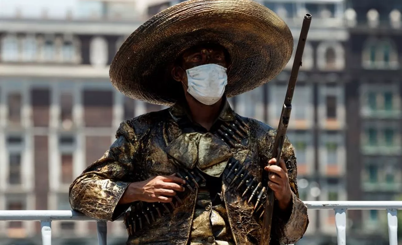  Batman y Superman marchan en Ciudad de México en busca de ayuda ante COVID-19